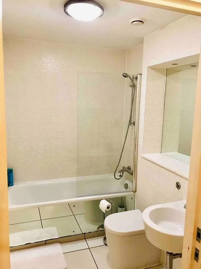 Modern 1 Bedroom Apartment Moments From Shoreditch London United Kingdom