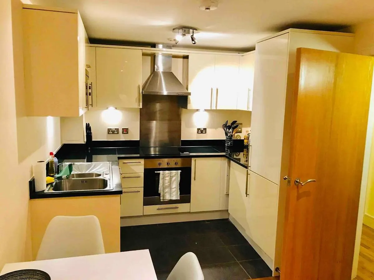 Modern 1 Bedroom Apartment Moments From Shoreditch London