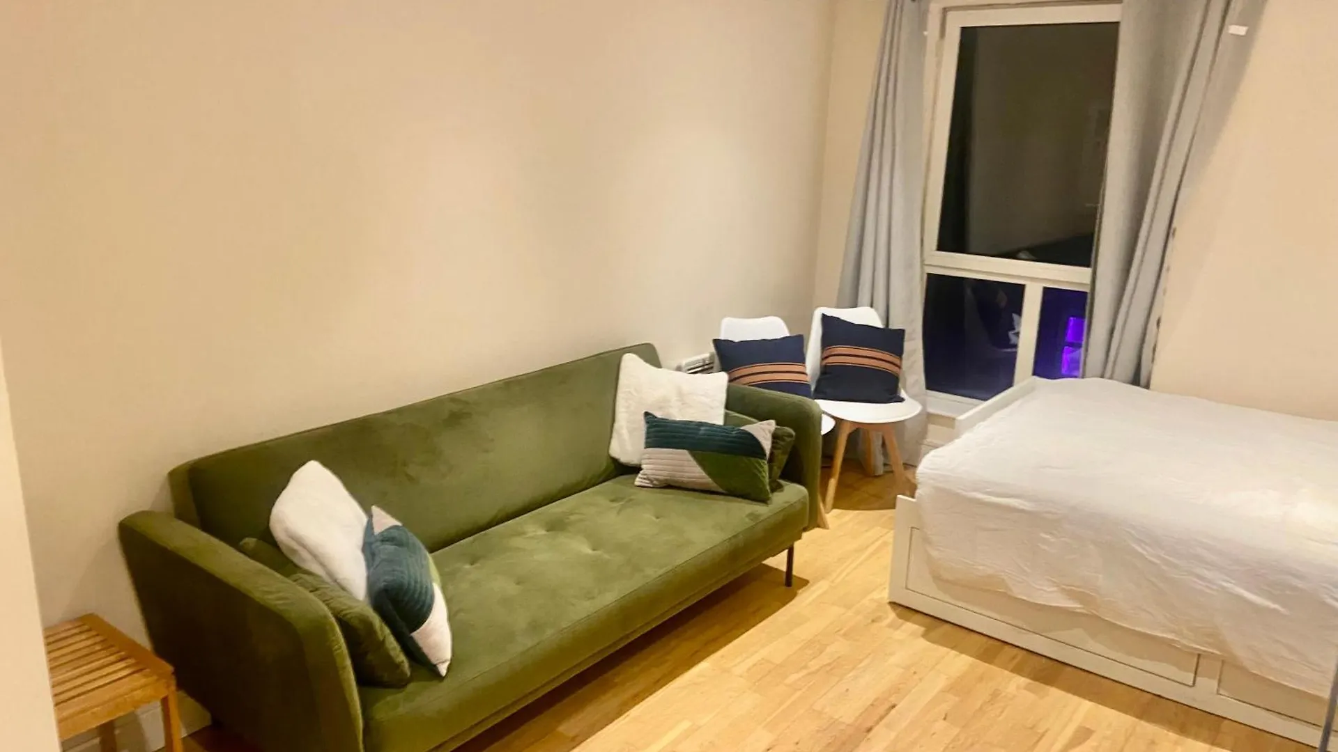 Modern 1 Bedroom Apartment Moments From Shoreditch London