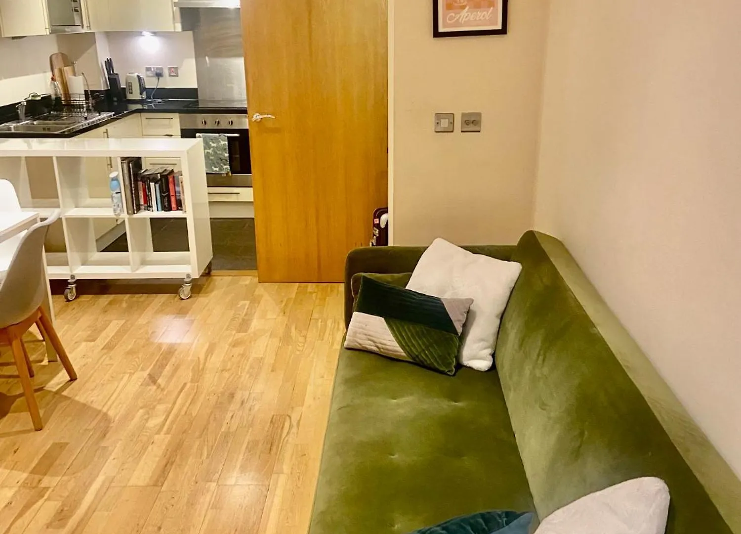 Modern 1 Bedroom Apartment Moments From Shoreditch London